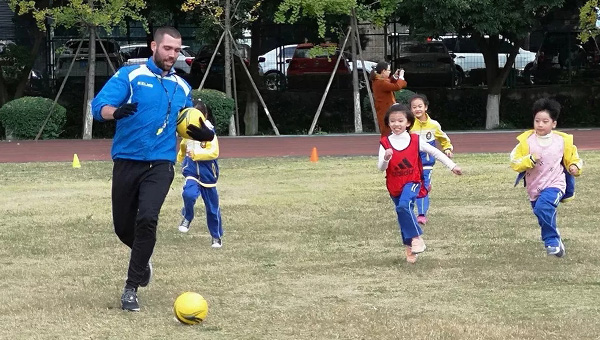 小學部實踐課程:西班牙教練來啦!足球課,更快樂!