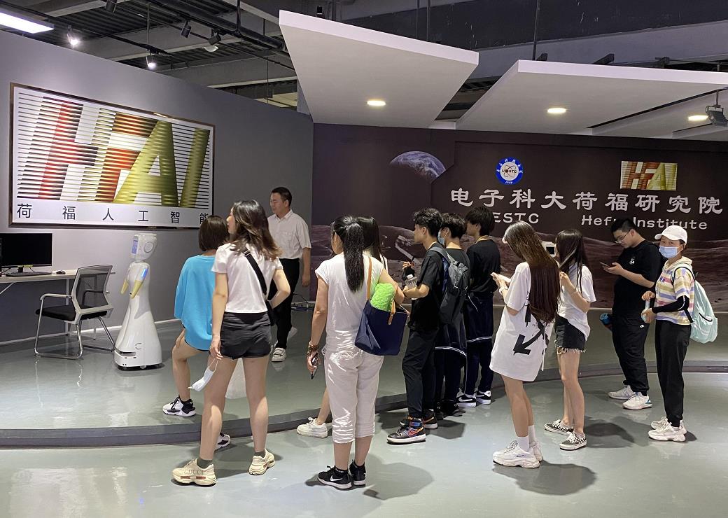 國際英才班學子參觀電子科技大學大數據